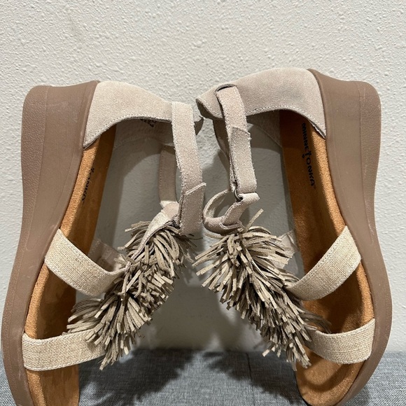 Minnetonka Desi Fringe Wedge - Picture 7 of 12